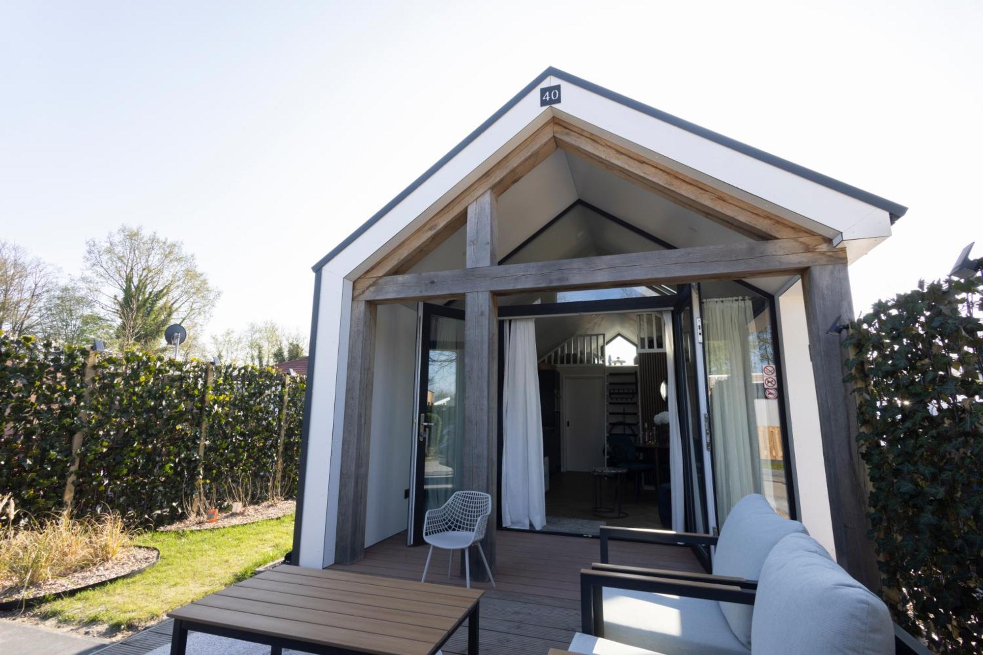 Tiny Wellness House In With A Private Sauna, Hottub, Garden, Airco, Free Wifi, Boutique Design And A Luxury Wellness Experience Heinkenszand